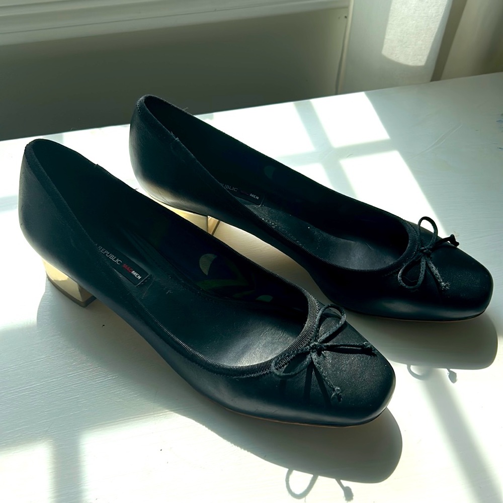 Banana Republic MadMen collaboration. Peggy style .Black with gold heels.